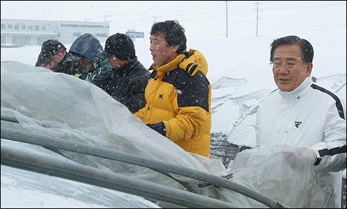 손학규 경기도지사(오른쪽에서두번째)는 경기도내 새마을회, 해병전우회, 대학생, 공무원 등 250명과 함께 지난 17일과 18일 이틀 동안 전남지역 복구지원활동을 벌였다. 손 지사가 박준영 전남도지사와 함께 비닐하우스의 눈을 털어내고 있다. 